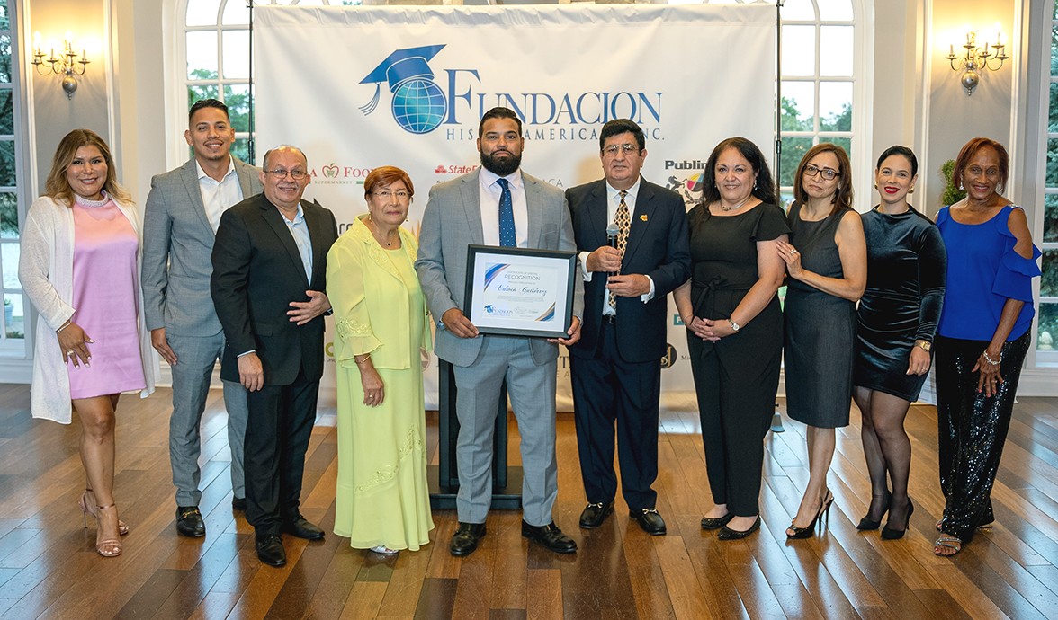 Fundación Hispanoamericana entrega becas a estudiantes sobresalientes de la comunidad
