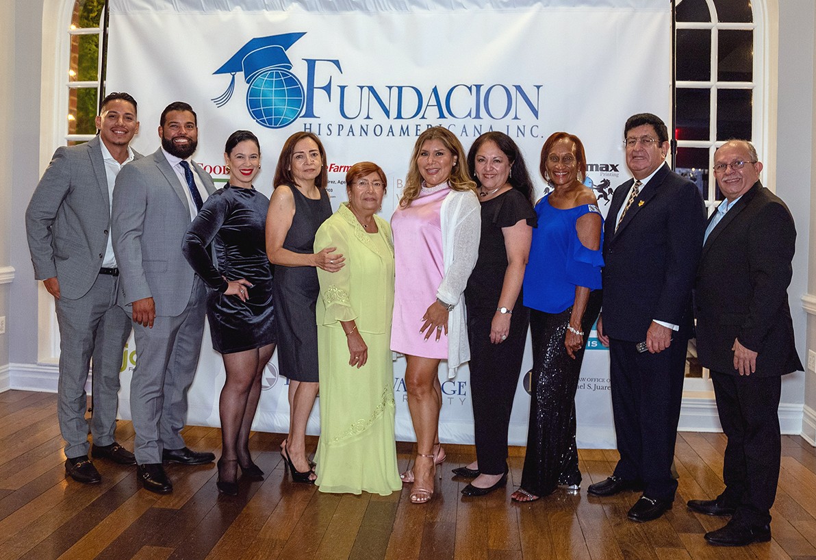 Fundación Hispanoamericana entrega becas a estudiantes sobresalientes de la comunidad
