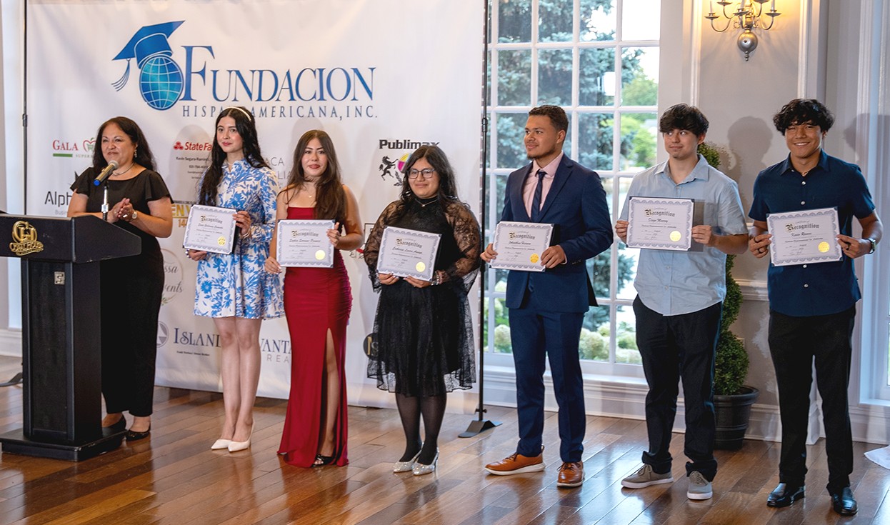 Fundación Hispanoamericana entrega becas a estudiantes sobresalientes de la comunidad