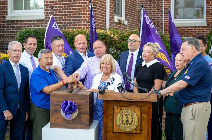 'Islip Goes Purple': El Ayuntamiento destaca la recuperación y la salud mental