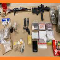 Hombre arrestado en Suffolk por posesión de fentanilo, cocaína, marihuana y varias armas