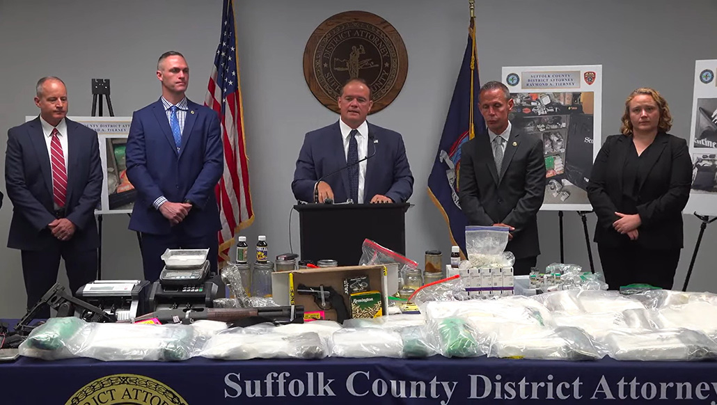 Pareja hispana acusada de distribución de narcóticos a gran escala desde su casa en Suffolk