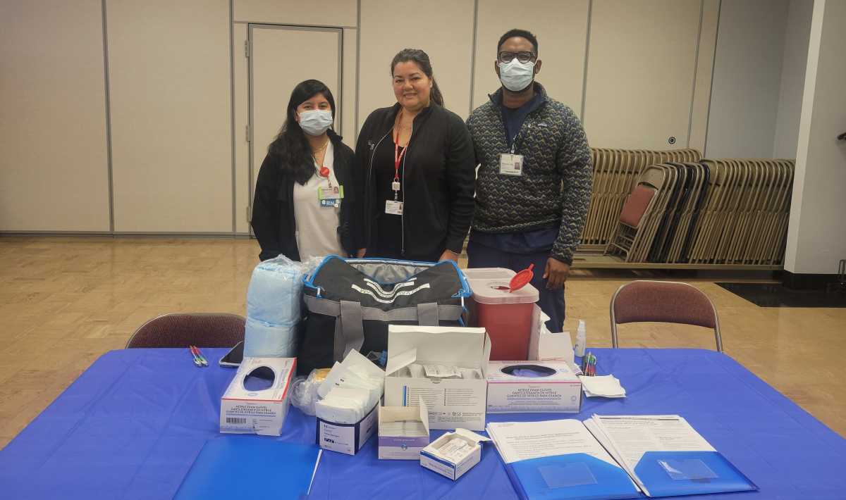 Organizan 2 clínicas móviles gratuitas de vacunación contra la gripe para personas mayores