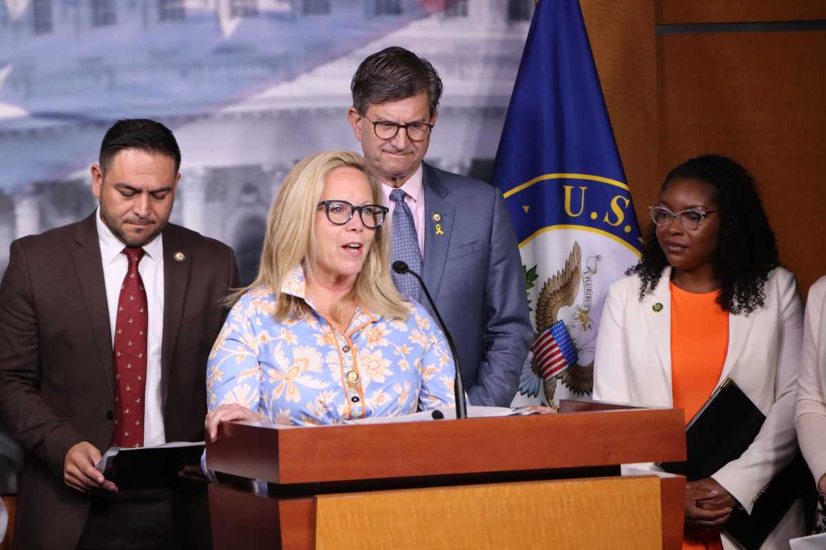 Congresista demócrata Laura Gillen pide que arreglen el deficiente sistema migratorio de EEUU