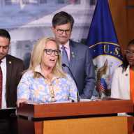 Congresista demócrata Laura Gillen pide que arreglen el deficiente sistema migratorio de EEUU