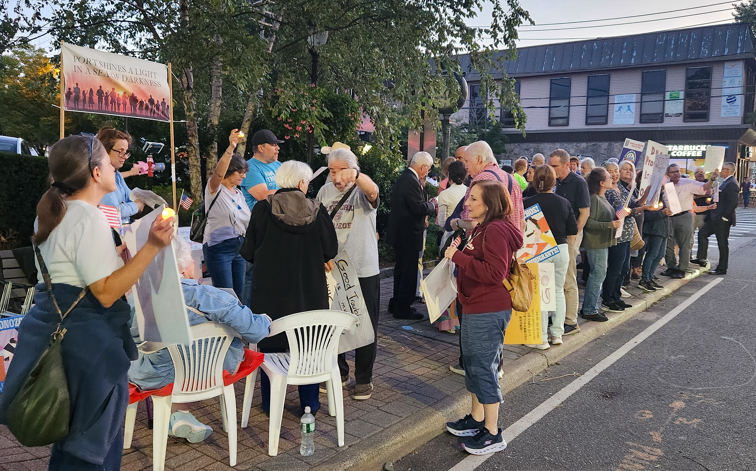 Residentes de Port Washington defienden la justicia y a los inmigrantes