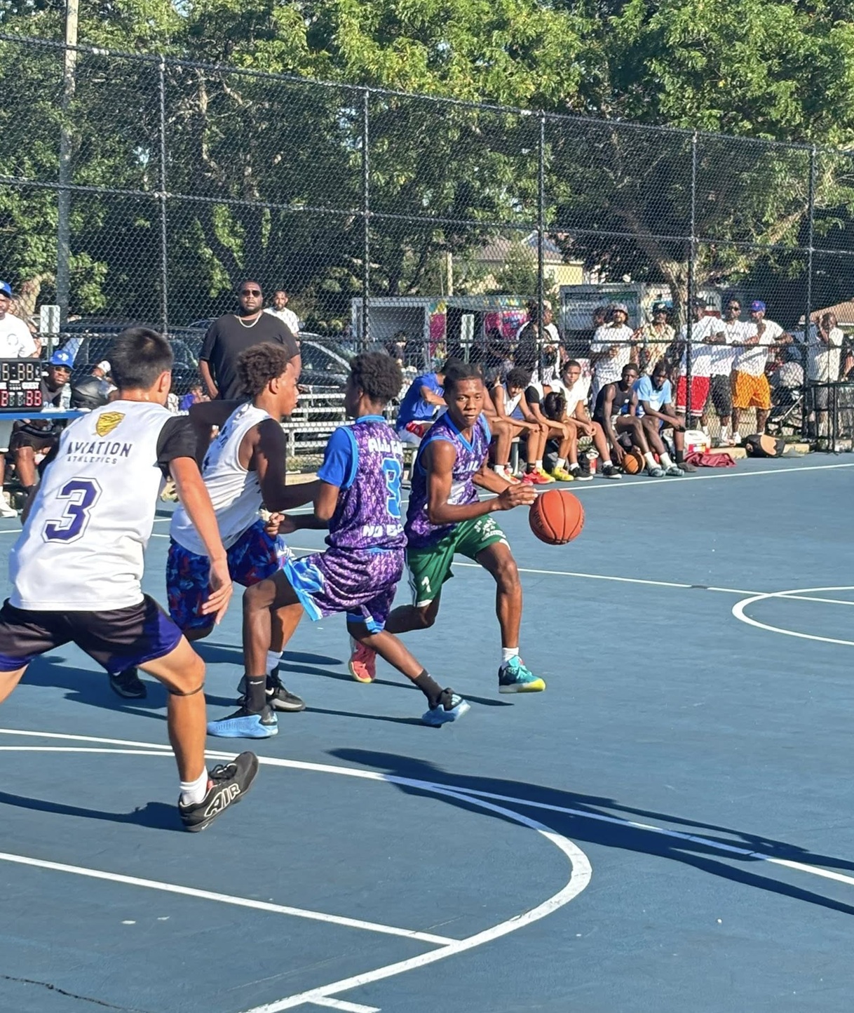 Legislador Scott Davis apoya la gira de baloncesto de verano en Mirschel Park