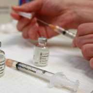 Gobernadora de Nueva York firma orden que amplia el acceso a las vacunas de COVID-19