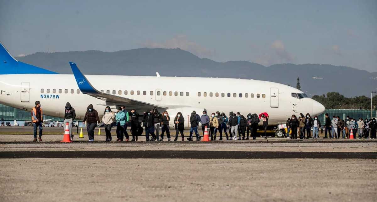 Jueza federal bloquea deportaciones rápidas de inmigrantes por violar debido proceso