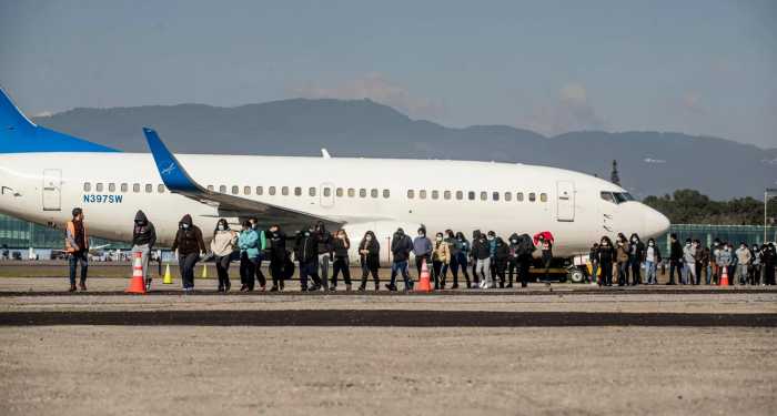 Jueza federal bloquea deportaciones rápidas de inmigrantes por violar debido proceso
