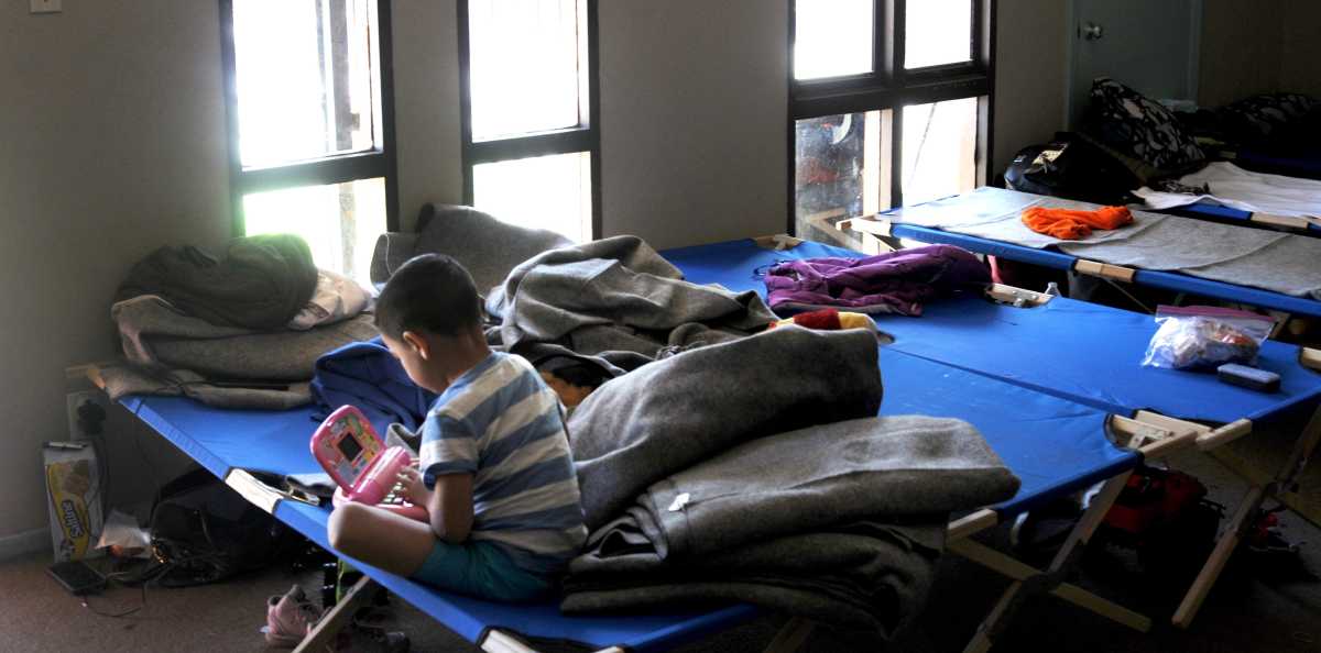 Juez suspende política de Trump que ponía fin a beneficios destinados a niños inmigrantes