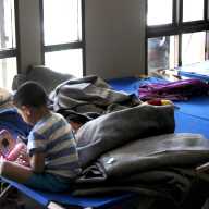 Juez suspende política de Trump que ponía fin a beneficios destinados a niños inmigrantes