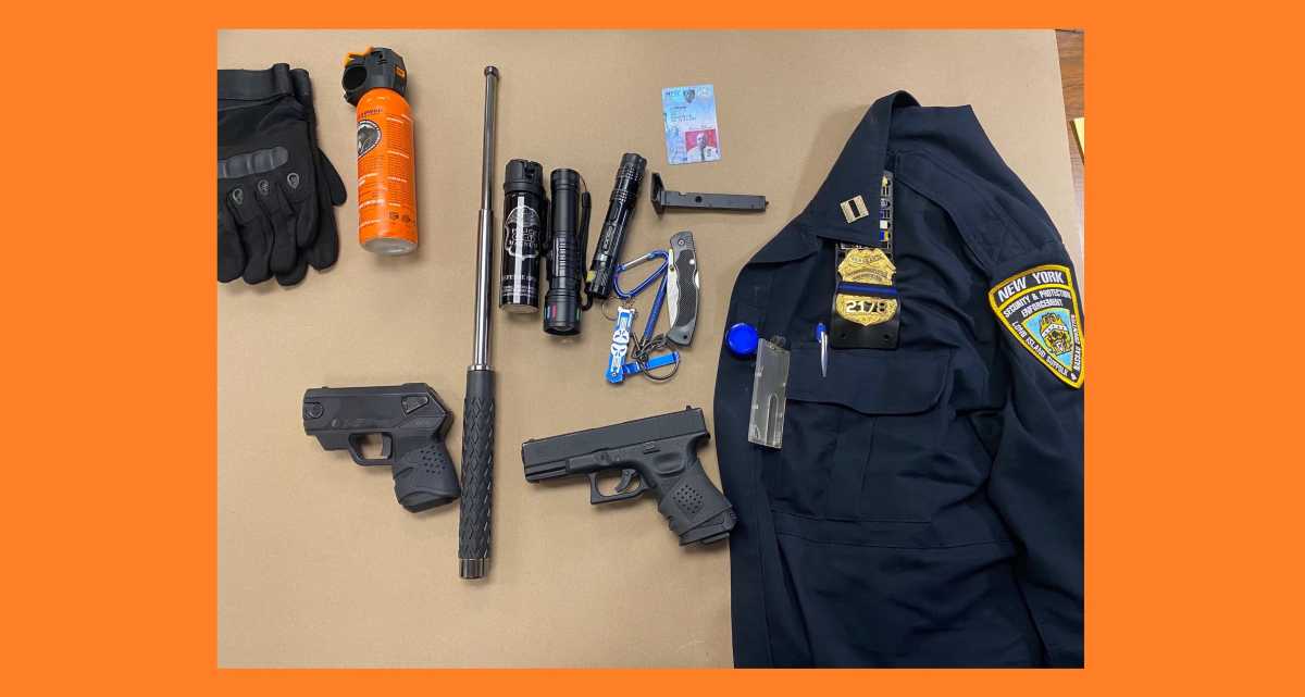 Hispano que vestía uniforme policial en Suffolk es arrestado por portar armas