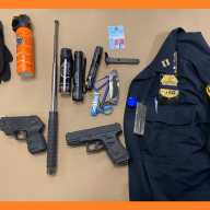 Hispano que vestía uniforme policial en Suffolk es arrestado por portar armas