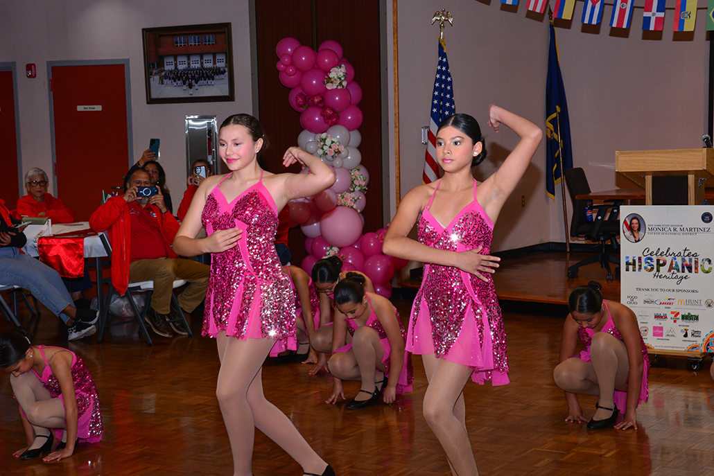 Miembros de la Compañía de Danza Española Sol y Sombra bailan durante la Celebración del Mes de la Herencia Hispana de la Senadora Martínez el 14 de octubre