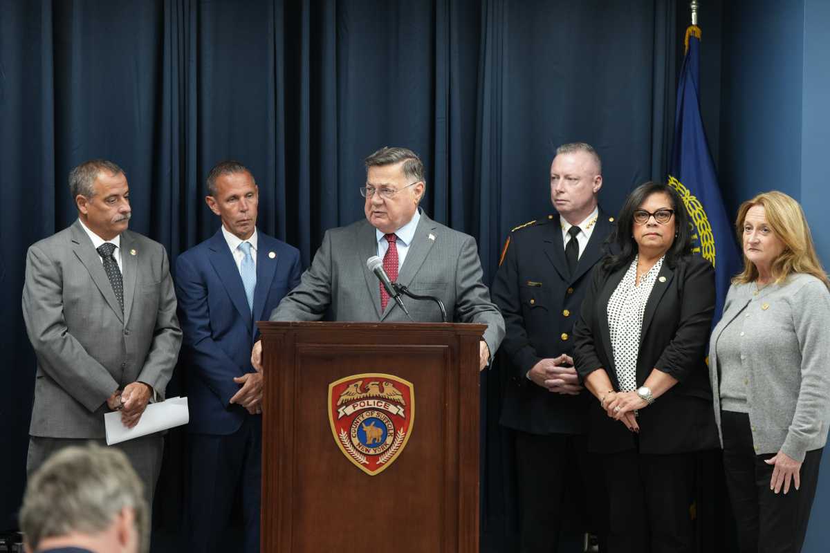 Ejecutivo Romaine y el SCPD anuncian nuevas iniciativas antiterroristas en el condado de Suffolk