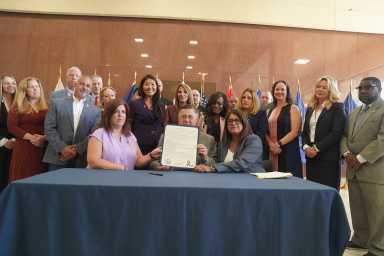 Firman orden ejecutiva para abordar la violencia doméstica en el condado de Suffolk