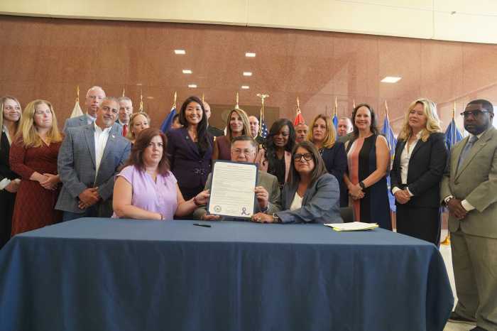 Firman orden ejecutiva para abordar la violencia doméstica en el condado de Suffolk