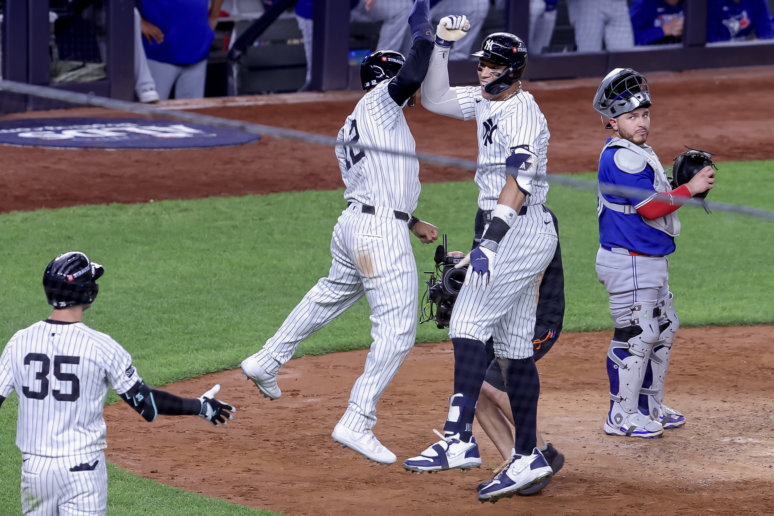 Aaron Judge pega jonrón de 3 carreras y mantiene con vida a los Yankees