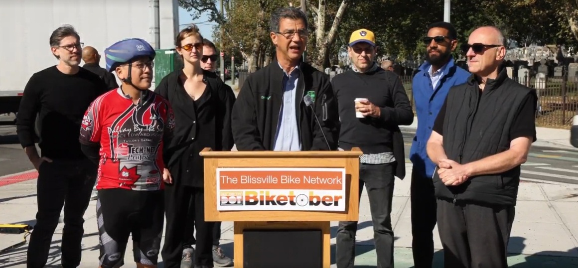 El comisionado Ydanis Rodríguez del Departamento de Transporte de la Ciudad de Nueva York (NYC DOT) inauguró el miércoles el mes de octubre, conocido como Biketober, anunciando que la agencia completó 2,1 kilómetros de nuevos carriles bici y mejoras integrales de seguridad en las avenidas Review y Starr en Blissville, Queens. Foto: NYC DOT