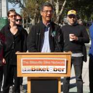 El comisionado Ydanis Rodríguez del Departamento de Transporte de la Ciudad de Nueva York (NYC DOT) inauguró el miércoles el mes de octubre, conocido como Biketober, anunciando que la agencia completó 2,1 kilómetros de nuevos carriles bici y mejoras integrales de seguridad en las avenidas Review y Starr en Blissville, Queens. Foto: NYC DOT