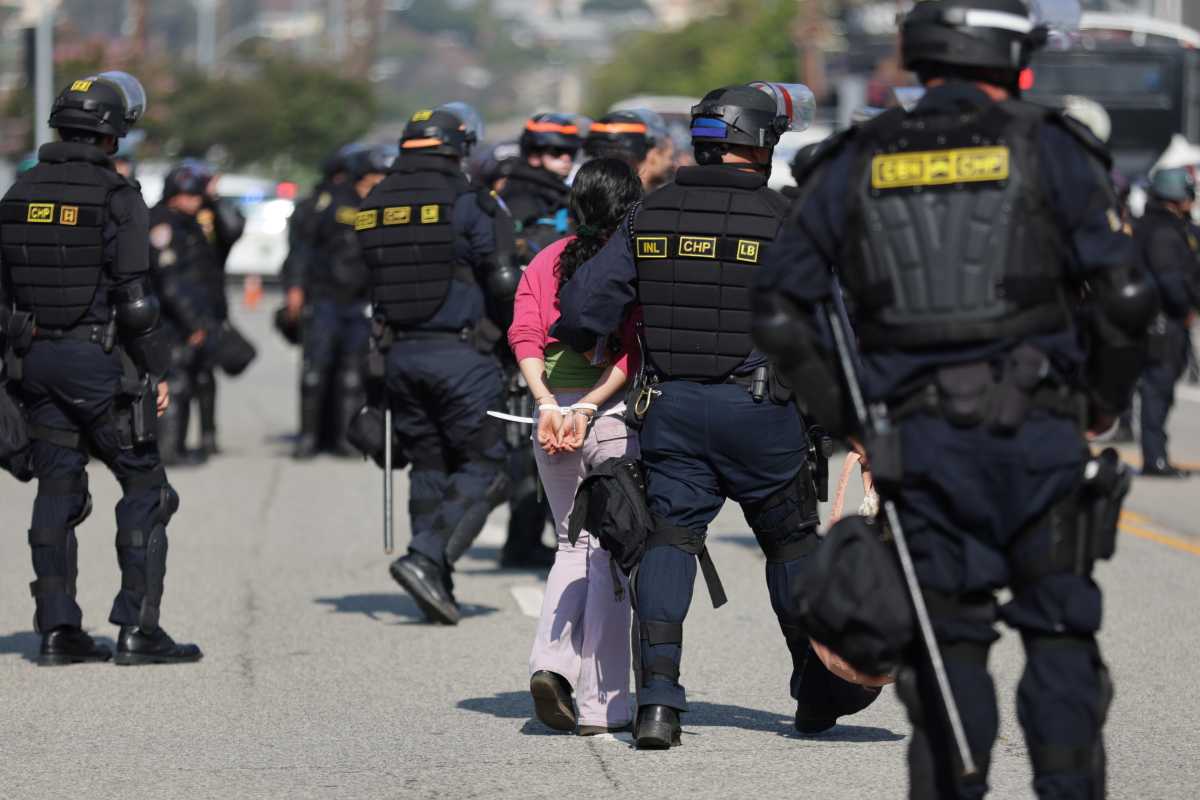 EEUU ha deportado a medio millón de inmigrantes y afirma que 1,6 millones se han "autodeportado"