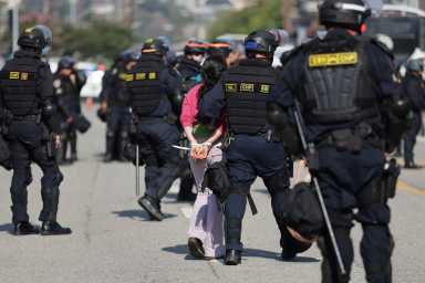 EEUU ha deportado a medio millón de inmigrantes y afirma que 1,6 millones se han "autodeportado"