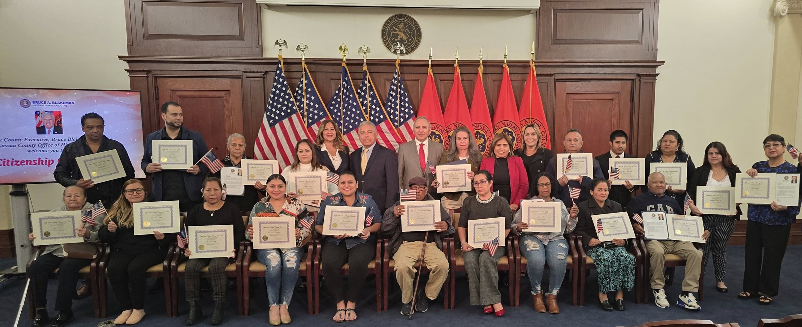 Condado de Nassau, en Long Island, da la bienvenida a nuevos ciudadanos americanos en ceremonia especial