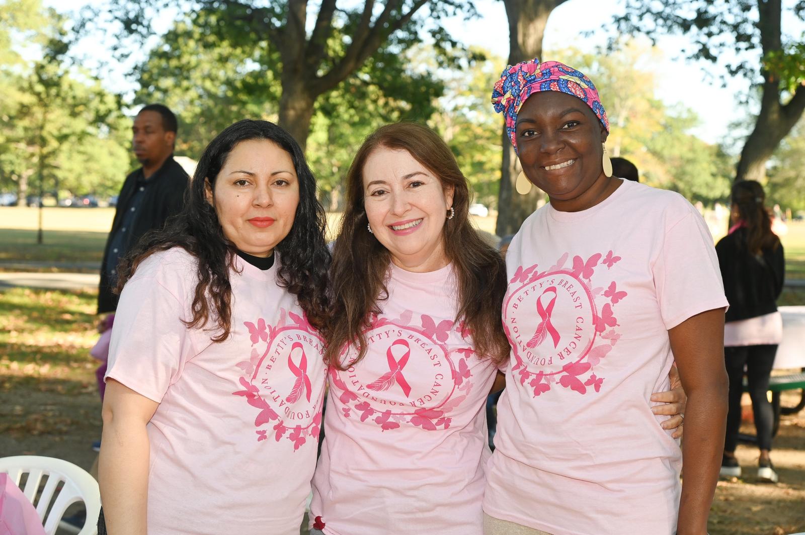 Caminata de Betty’s Breast Cancer Foundation irradia energía positiva, amor y esperanza