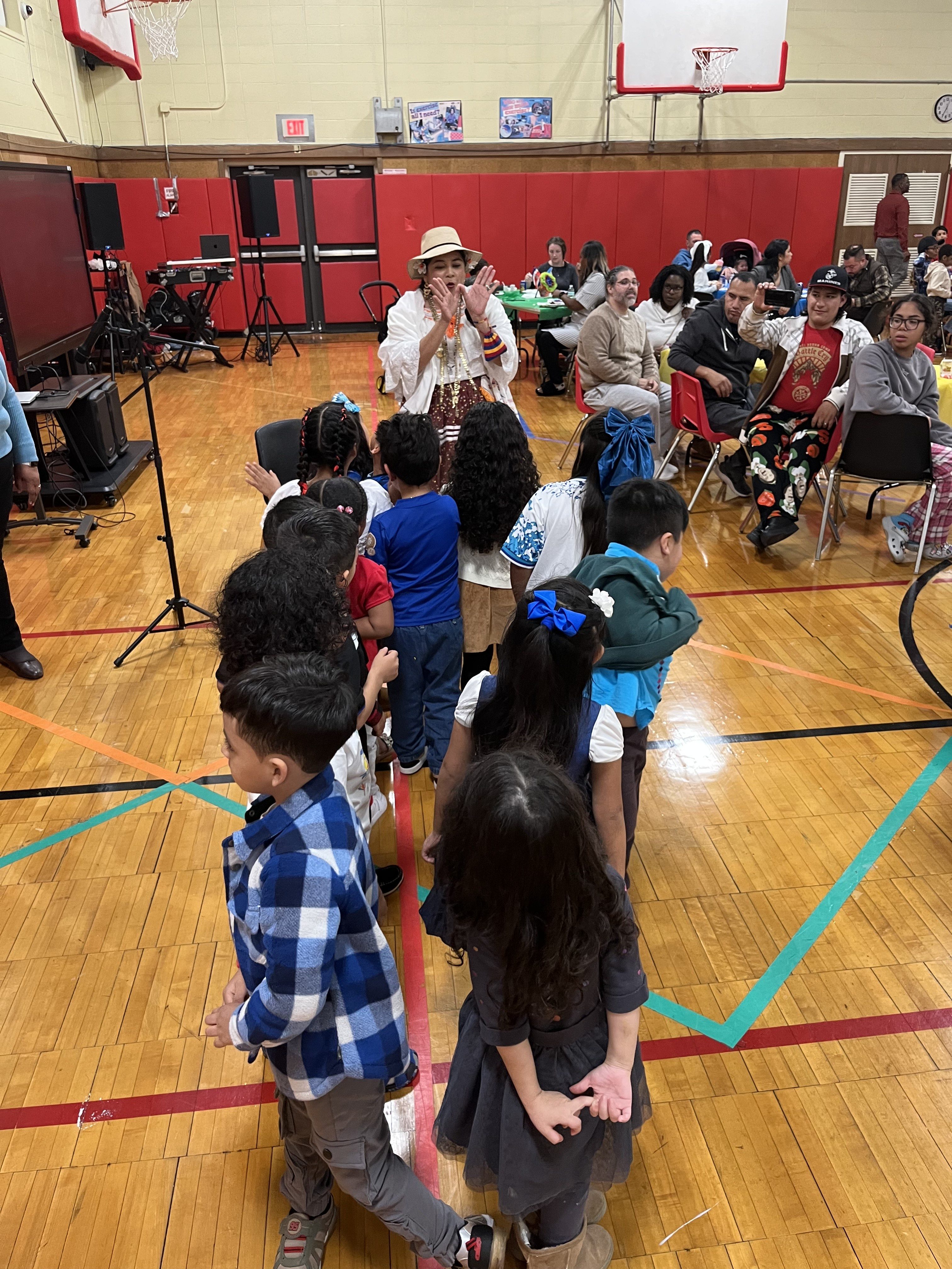 Destacados músicos actuaron en la celebración anual de la "Hispanic Heritage Night" en Northeast Elementary School de Amityville.