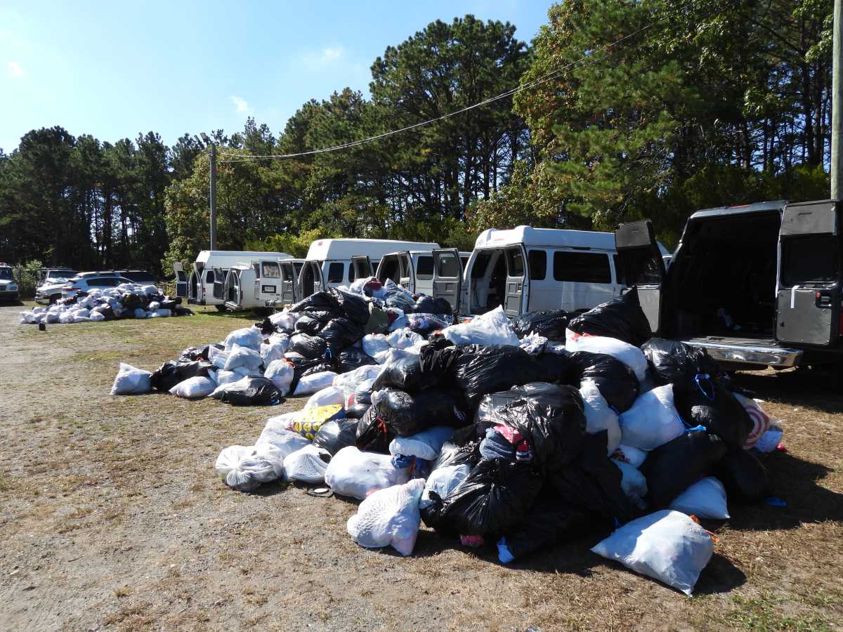 Varios hispanos acusados en Suffolk de robar ropa donada para una organización benéfica internacional