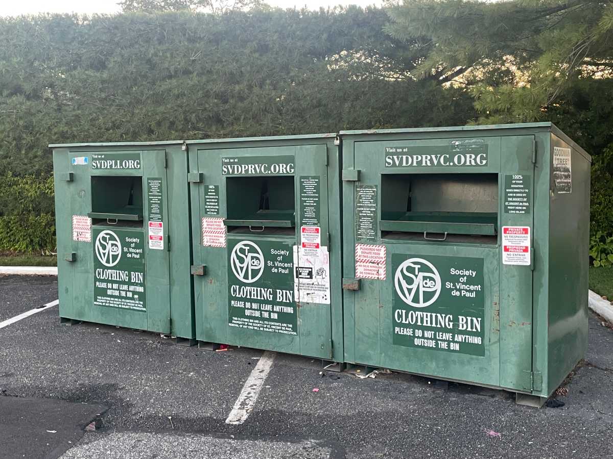 Varios hispanos acusados en Suffolk de robar ropa donada para una organización benéfica internacional