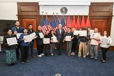 Condado de Nassau, en Long Island, da la bienvenida a nuevos ciudadanos americanos en ceremonia especial