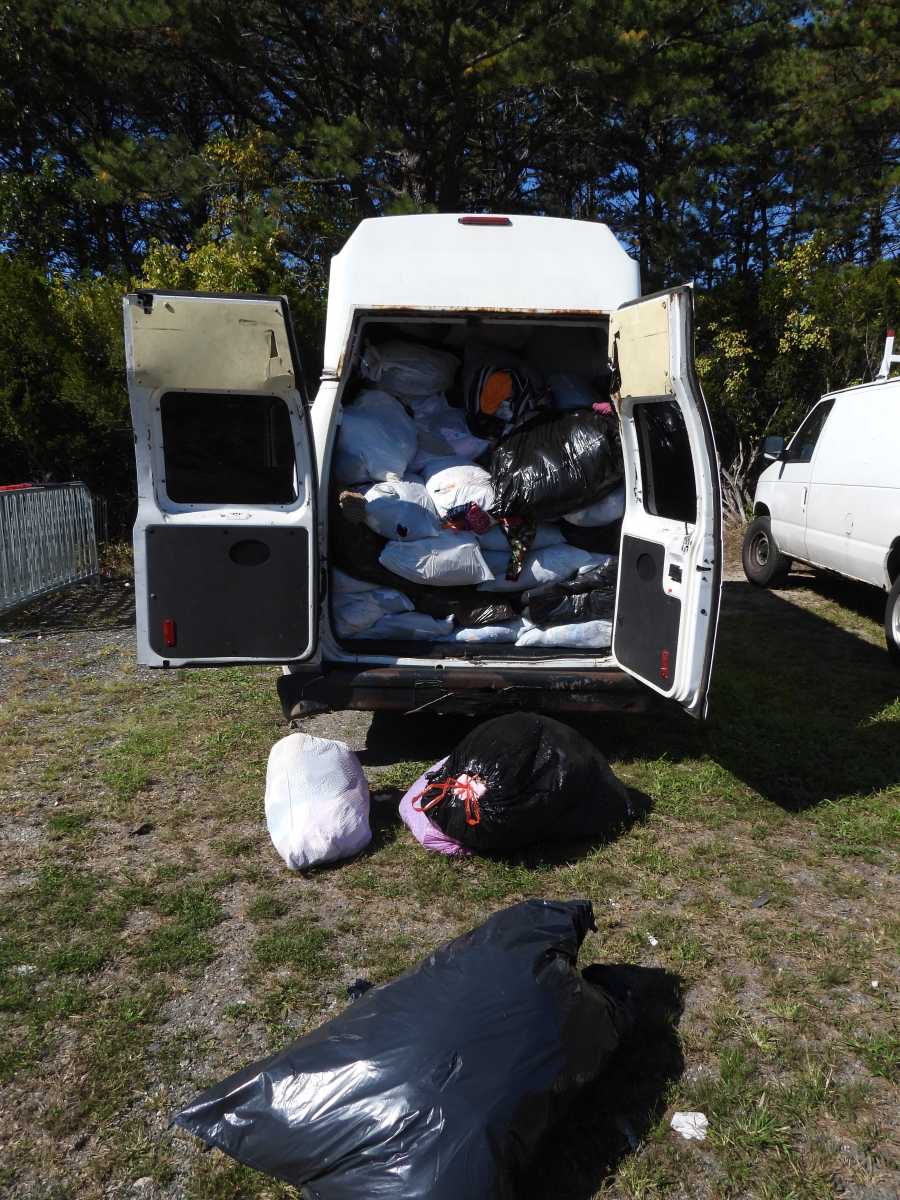 Varios hispanos acusados en Suffolk de robar ropa donada para una organización benéfica internacional