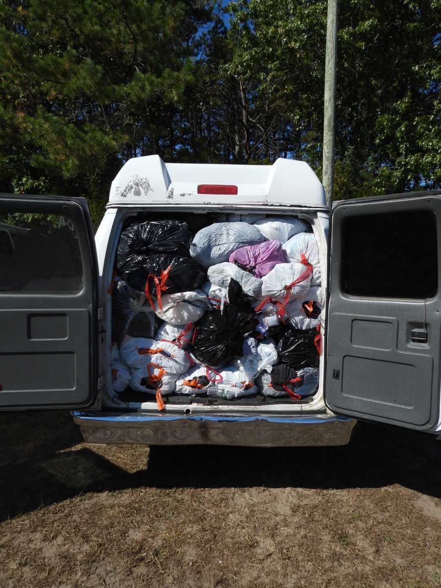 Varios hispanos acusados en Suffolk de robar ropa donada para una organización benéfica internacional