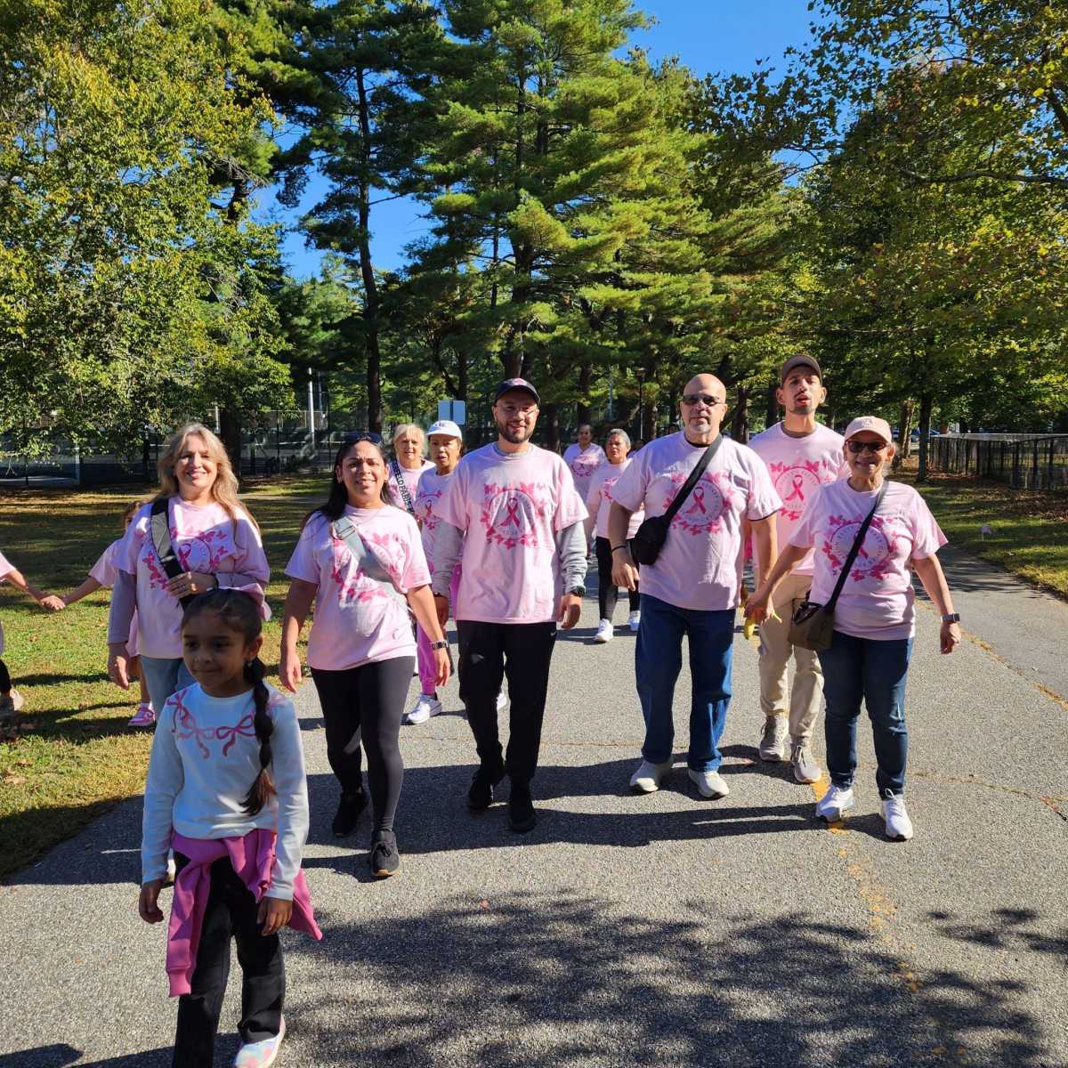Caminata de Betty’s Breast Cancer Foundation irradia energía positiva, amor y esperanza
