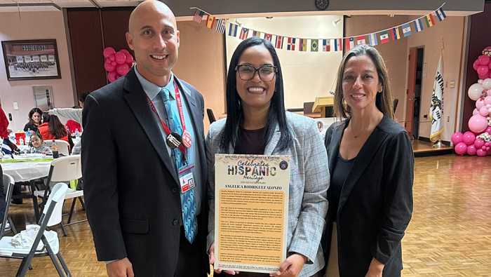 Orgullo Hispano: Educadora de Amityville recibe homenaje de Senadora Martínez