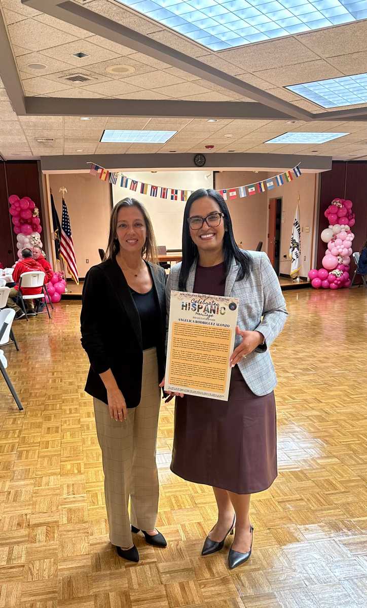 Angélica Rodríguez, educadora en Amityville, recibe homenaje de la senadora Mónica Martínez en el Mes de la Herencia Hispana
