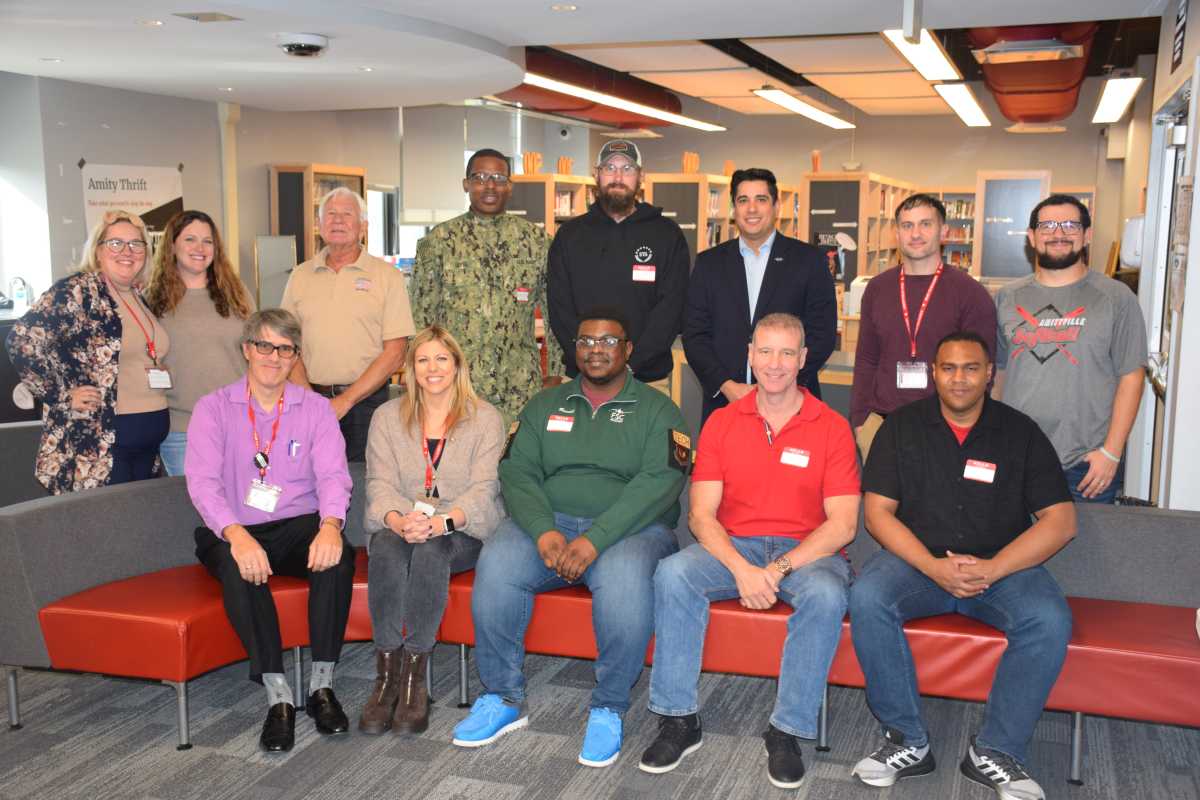 Rinden homenaje a veteranos locales en la Amityville Memorial High School