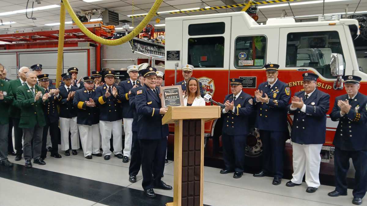Senadora Martínez es galardonada por la Asociación de Bomberos del Estado de Nueva York