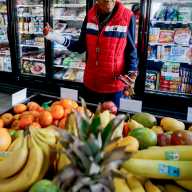 Congresista Gillen alerta ante la restricción alimentaria impuesta por los republicanos a familias de Long Island