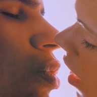 ¿Se pueden transmitir las bacterias bucales por los besos?