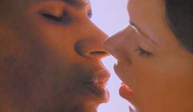 ¿Se pueden transmitir las bacterias bucales por los besos?