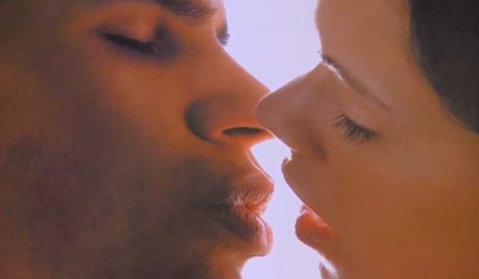 ¿Se pueden transmitir las bacterias bucales por los besos?