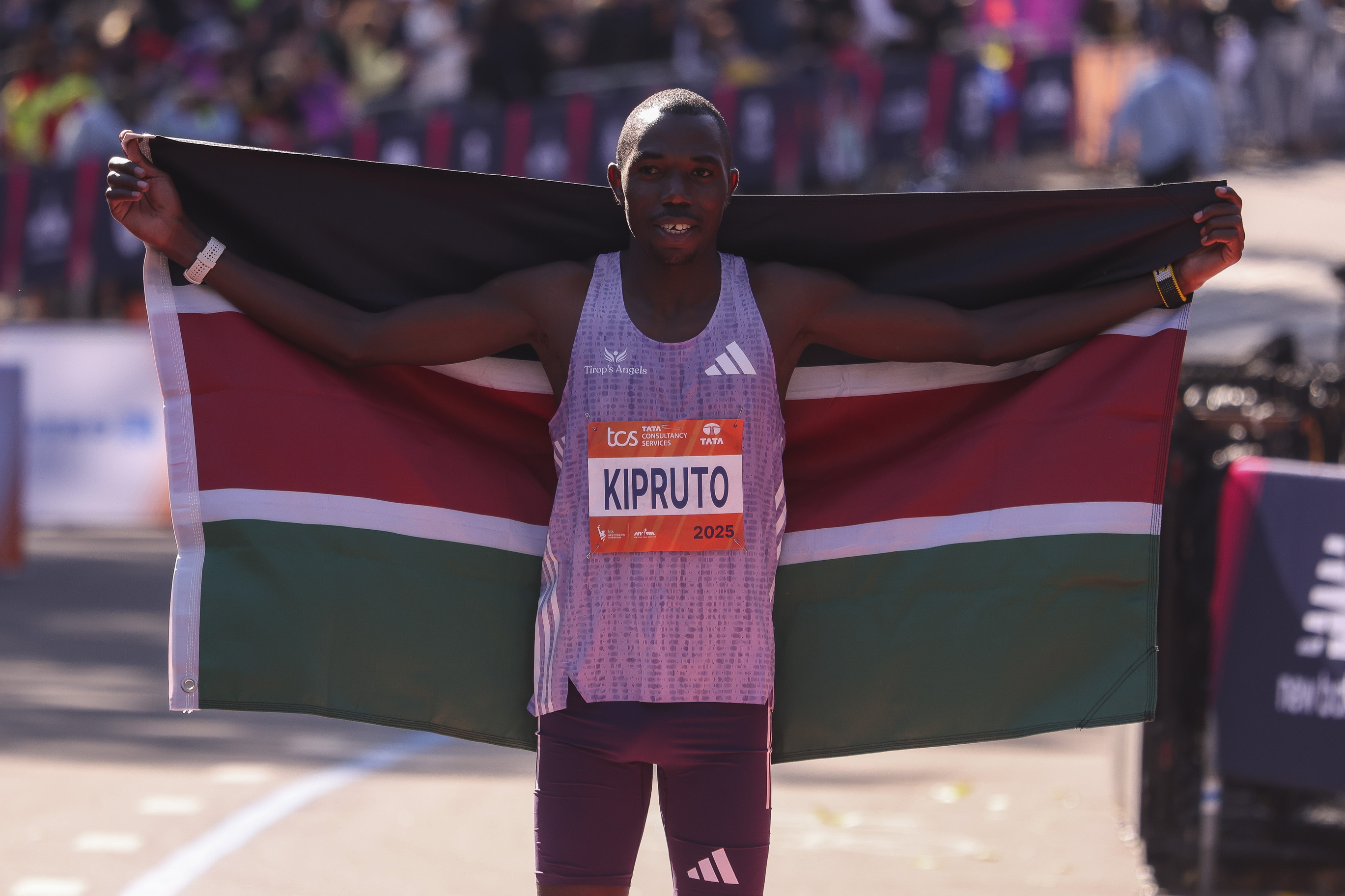 Maratón de Nueva York conquistada por kenianos Hellen Obiri y Benson Kipruto