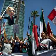 El 80% de los hispanos desaprueba a Trump y el 71% dice que se ha excedido en deportaciones