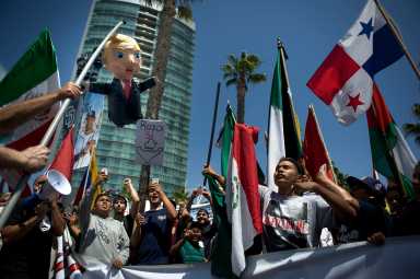 El 80% de los hispanos desaprueba a Trump y el 71% dice que se ha excedido en deportaciones