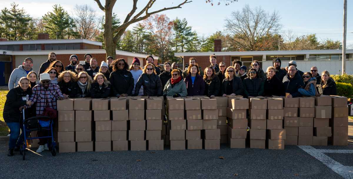 Islip Food for Hope establece récord repartiendo pavos y “cajas de amor” para Acción de Gracias