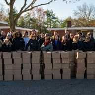 Islip Food for Hope establece récord repartiendo pavos y “cajas de amor” para Acción de Gracias