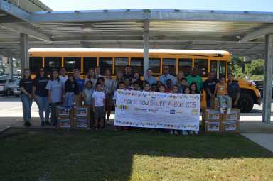 United Way of Long Island entrega útiles escolares a miles de estudiantes locales